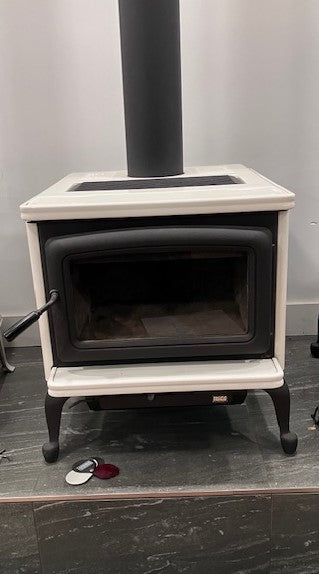 Pacific Energy Summit Classic LE w/ black metallic door, legs & trivet -SHOWROOM MODEL