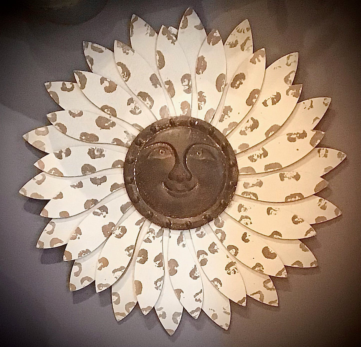 Décor - Wooden Flower w/ Metal Face