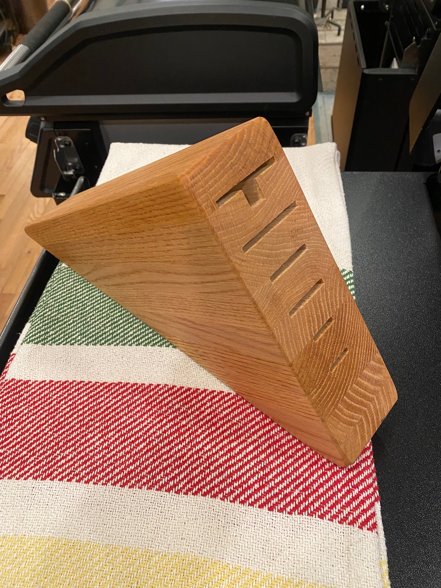 GROHMANN KNIVES - KA1480- 6 Slot Triangle Kitchen Block (Oak)