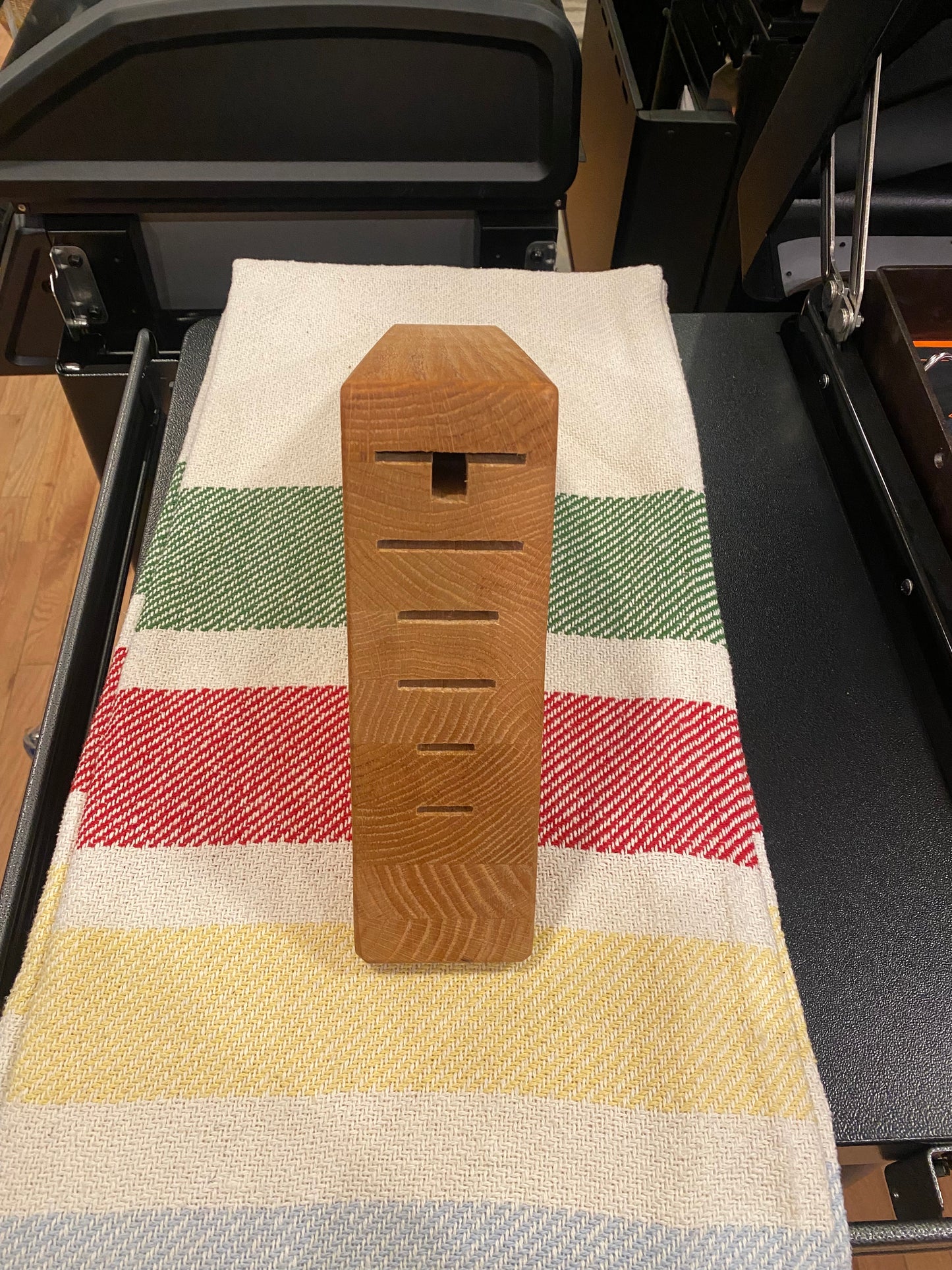 GROHMANN KNIVES - KA1480- 6 Slot Triangle Kitchen Block (Oak)